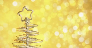 Metalik modern Noel ağacına altın renk tonu ışık bokeh arka plan