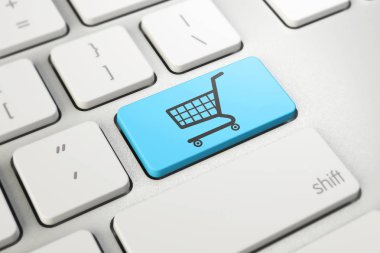 Mavi düğmeye anahtar beyaz klavye, alışveriş online alışveriş sepeti sembolü