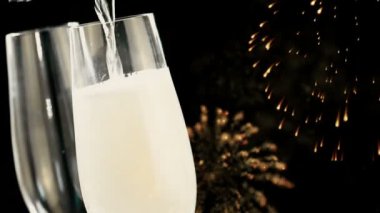 şampanya flüt üzerinde siyah arka plan, altın soyut glitter pırıltı ışıkları havai fişek ile altın kabarcıkları ile içine dökme mutlu yeni yıl bayram tatili