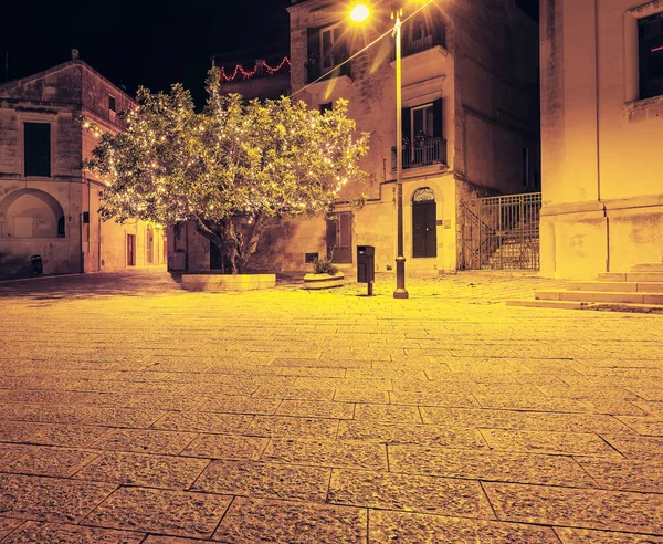 açık Noel ağacı süsle topları ile ve altın üzerinde sıcak arka plan dekorasyon ışıklar