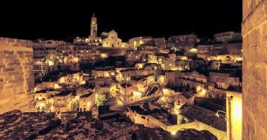 panoramik tipik taşlar (Sassi di Matera) ve kilise Matera altın soyut yanıp sönen ışıltı kutlama havai fişek ışık, mutlu yeni yıl tatili ile gece