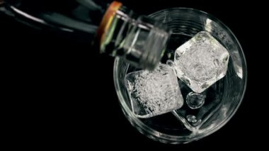 ahşap masa, görünümü üst üzerinde bardakta viski buz küpleri ile dökme barmen