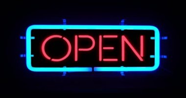 siyah zemin üzerine mavi neon işareti yanıp yanıp sönüyor, açık atölye bar imzalamak 