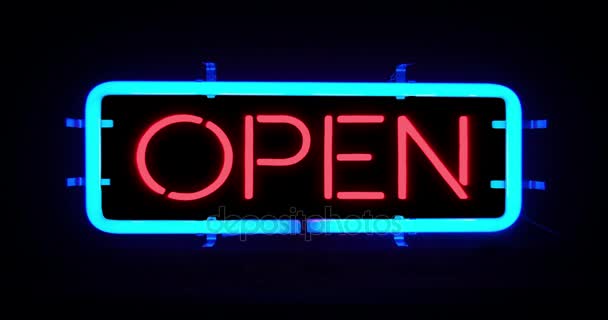 Flackernd blinkende blaue Leuchtreklame auf schwarzem Hintergrund, geöffnetes Ladenlokal-Schild — Stockvideo