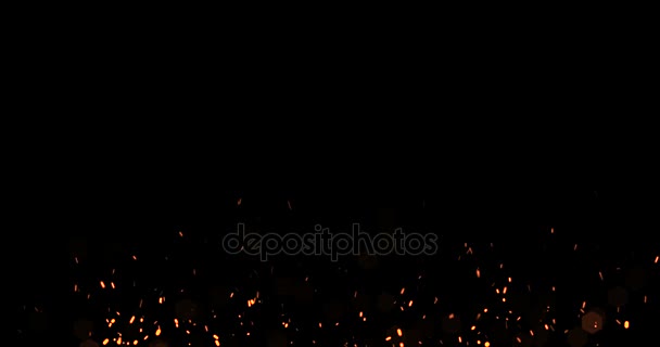 Частицы пузырьков с золотыми блестками начинаются снизу на черном фоне, эффект пламени частиц — стоковое видео