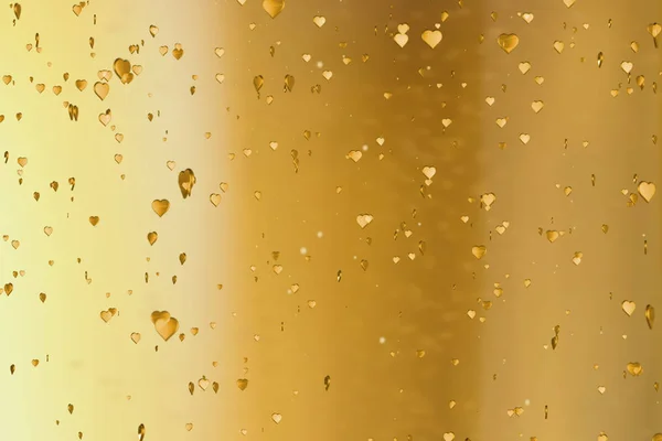 瓦伦丁天金心形状上升像服贴香槟气泡运动对黄金的背景下，假期节日情人节一天爱 — 图库照片