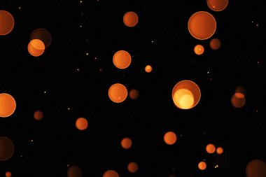 altın parçacıkları siyah zemin üzerinde akış efekti bokeh, tatilde mutlu yıllar 