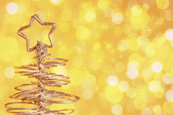 Metalen moderne kerstboom op gouden tint lichte bokeh achtergrond, kerstvakantie — Stockfoto