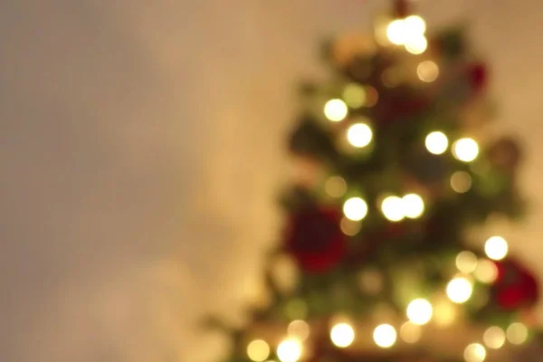 Goldene abstrakte blinkende verschwommene Weihnachtsbaumbeleuchtung Bokeh auf goldwarmem Hintergrund, festlicher Feiertag — Stockfoto