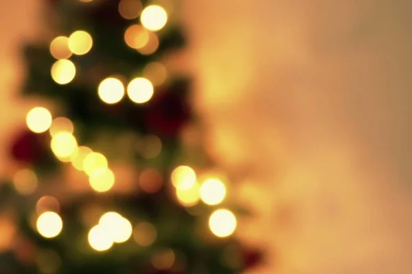Dourado abstrato piscando embaçado árvore de Natal luzes bokeh em ouro fundo quente, feriado festivo — Fotografia de Stock