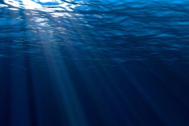 derin mavi okyanus dalgalarının sualtı arka plan, ışık ışınları 