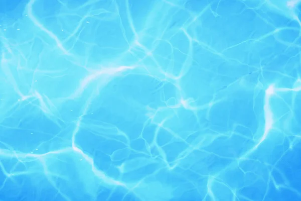 Каустика дна бассейна пульсирует, как морская вода и поток — стоковое фото