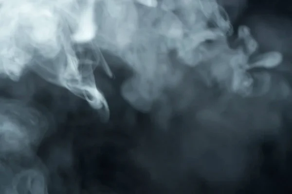 Rök sakta flytande genom rymden mot — Stockfoto