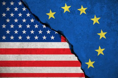 Mavi Avrupa Birliği AB bayrak kırık duvarda ve yarım ABD Amerika Birleşik Devletleri bayrağı, kriz koz Başkan ve Avrupa euro 