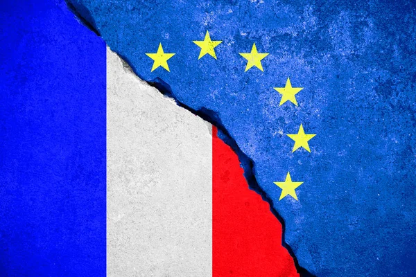 Frexit blau EU-Flagge auf gebrochener Wand und halb Frankreich-Flagge, Austrittskonzept — Stockfoto