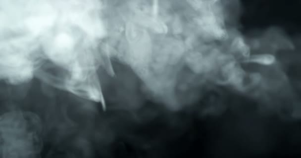 Fumée flottant lentement dans l'espace contre le noir — Video