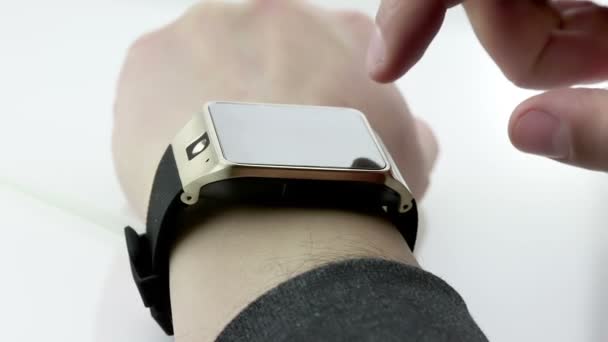 Homme utilisant son application smartwatch sur fond blanc, nouvelle technologie — Video