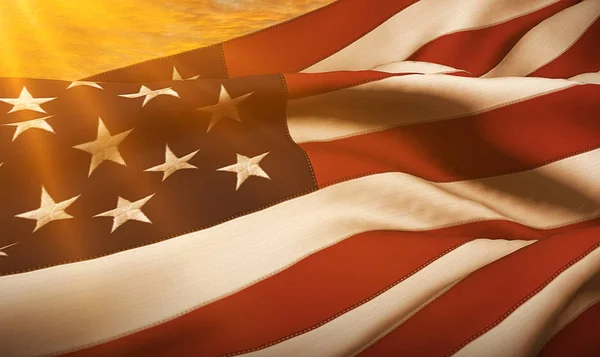 American USA bandera, estrellas y rayas al atardecer, con rayos de sol luz — Foto de Stock