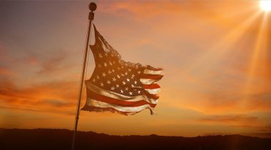 sökük yırtık grunge eski Amerikan ABD bayrağı, yıldızlar ve çizgiler günbatımında güneş ışınları ışık ile