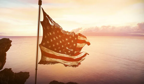 Rasgado rasgón grunge vieja bandera americana de EE.UU., estrellas y rayas al atardecer, con rayos de sol luz — Foto de Stock