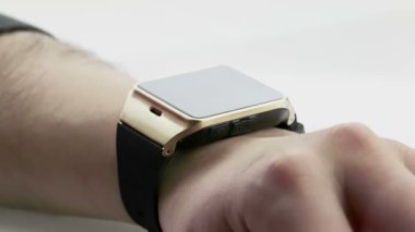 onun smartwatch app beyaz zemin üzerine, yeni teknoloji kullanan adam 