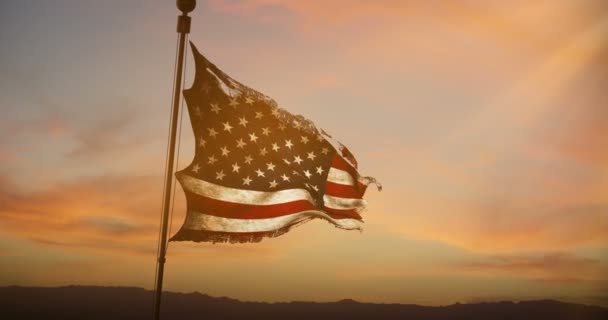 Разорванная слеза гранж старый крупный план американского флага размахивая, звезды и полосы, Соединенные Штаты Америки, на закате, с солнечным светом — стоковое видео