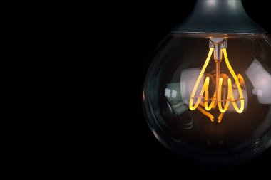 Retro vintage ampul bult-in sıcak ışık sarı renk hafif renk ve siyah arka plan, eski stil atmosferi ile tasarruflu led teknolojisi ile 