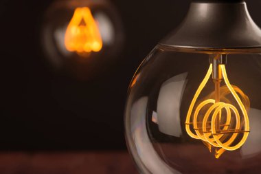 Retro vintage ampul bult-in sıcak ışık sarı renk hafif renk ve siyah arka plan, eski stil atmosferi ile tasarruflu led teknolojisi ile 