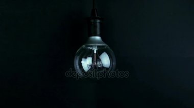 açmak ve kapatmak, yanıp sönen etkisi, retro vintage ampul led Teknolojili Dahili sıcak ışık sarı renk hafif renk ve siyah arka plan, enerji tasarrufu ile eski stil atmosfer