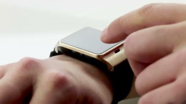 onun smartwatch app beyaz zemin üzerine, yeni teknoloji kullanan adam 