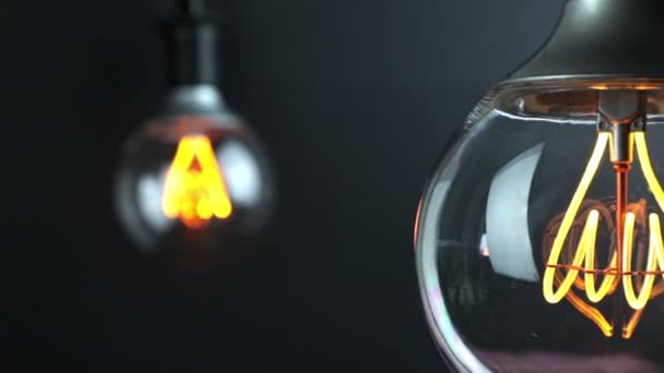 Ретро-винтажная лампочка со встроенной технологией с изменением акцента на старинную лампочку на заднем плане, энергосбережение с атмосферой старого стиля — стоковое видео