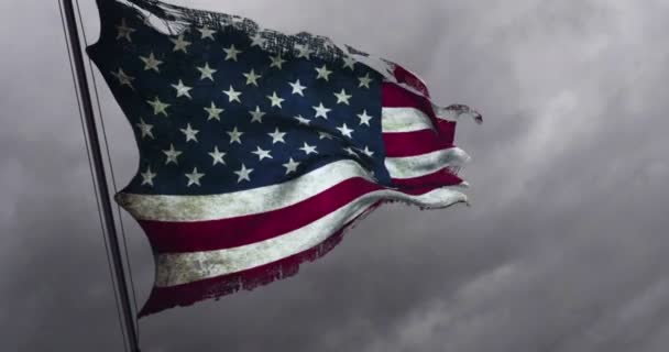 Rasgado rasgo grunge velho closeup de acenando confederado animação bandeira dos estados nacionais da América us, tecido textura americano símbolo sinal no céu nublado, escuro mistério estilo — Vídeo de Stock