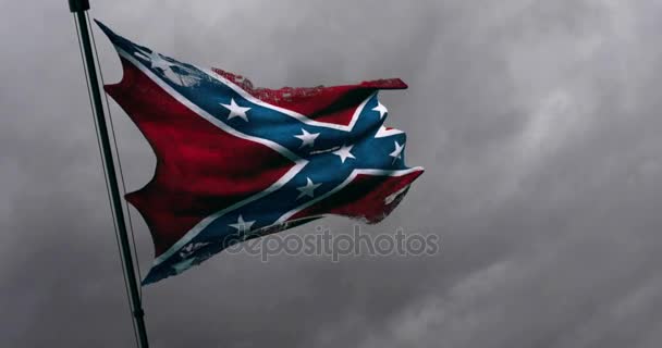 Revitty kyynel grunge vanha lähikuva vilkuttaa konfederaation animaatio lippu kansallisvaltioiden Amerikan meille, kangas rakenne amerikkalainen symboli merkki pilvinen taivas, tumma mysteeri tyyli — kuvapankkivideo