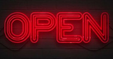 tuğla duvar arka plan üzerinde kırmızı neon işareti yanıp yanıp sönüyor, açık atölye bar imzalamak 