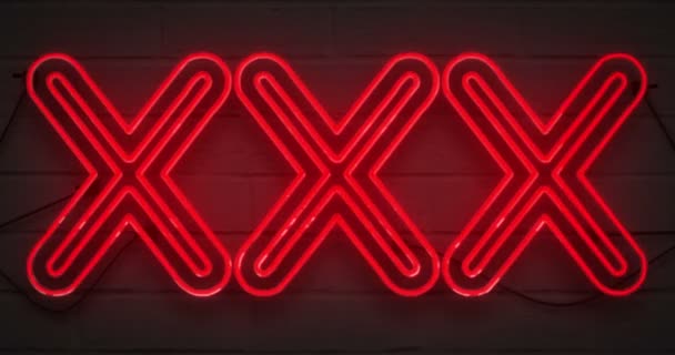Flackerndes blinkendes rotes Leuchtreklame auf Backsteinwand Hintergrund, sexy Erwachsenenshow Nachtclub xxx Zeichen — Stockvideo