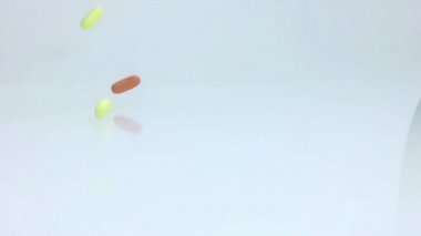 tıbbi, vitaminler, gıda ağır çekimde düşen beyaz zemin üzerine, Sağlık Diyet hapları ek 