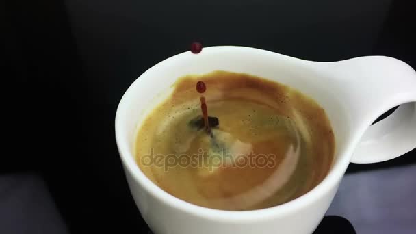 Upuść wchodzących w zwolnionym tempie wewnątrz filiżankę włoskiej kawy espresso z pianki na czarnym tle, jedzenie i picie kawy i relaks — Wideo stockowe