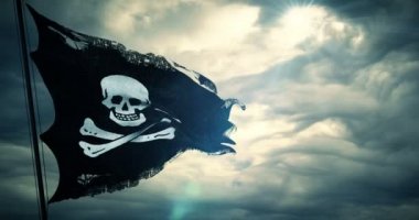 gözyaşı eski kumaş doku rüzgarda sallayarak korsan kafatası bayrağı yırtık, alaca jack korsan sembolü bulutlu gökyüzü güneş, ışık, karanlık gizemli tarzı, hacker ve soyguncu ışınları 