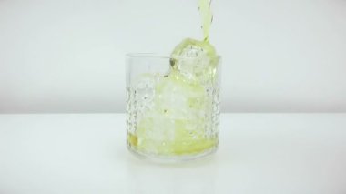 Beyaz arka plan, yavaş çekim, buz küpleri ile cam içine dökme viski barmen viski sakin ol. 