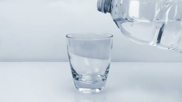 Remplissage d'un verre avec de l'eau dans la bouteille, ralenti, nutrition et soins de santé — Video