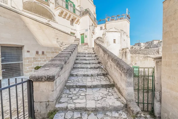 Viejas escaleras de piedra, el edificio histórico cerca de Matera en Italia UNESCO Capital Europea de la Cultura 2019 —  Fotos de Stock