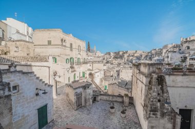 Matera Unesco Avrupa sermaye ve kültür 2019 gravina yakınındaki tipik taşlar (Sassi di Matera) mavi gökyüzü üzerinde panoramik
