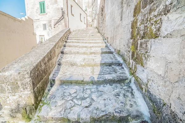 Viejas escaleras de piedra, el edificio histórico cerca de Matera en Italia UNESCO Capital Europea de la Cultura 2019 —  Fotos de Stock