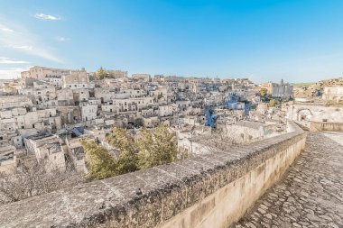 Matera Unesco Avrupa sermaye ve kültür 2019 gravina yakınındaki tipik taşlar (Sassi di Matera) mavi gökyüzü üzerinde panoramik