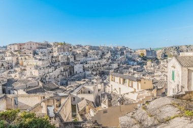 Matera Unesco Avrupa sermaye ve kültür 2019 gravina yakınındaki tipik taşlar (Sassi di Matera) mavi gökyüzü üzerinde panoramik