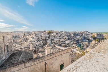 Matera Unesco Avrupa sermaye ve kültür 2019 gravina yakınındaki tipik taşlar (Sassi di Matera) mavi gökyüzü üzerinde panoramik