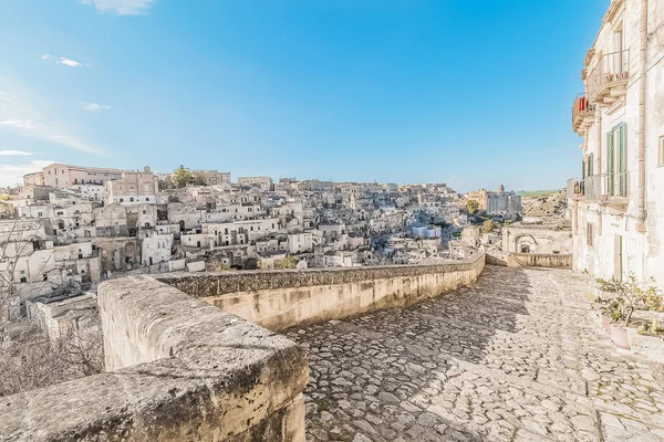 Vista panoramica su pietre tipiche (Sassi di Matera) vicino alla gravina di Matera Capitale Europea della Cultura 2019 UNESCO su cielo blu — Foto Stock