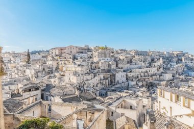 Matera Unesco Avrupa sermaye ve kültür 2019 gravina yakınındaki tipik taşlar (Sassi di Matera) mavi gökyüzü üzerinde panoramik