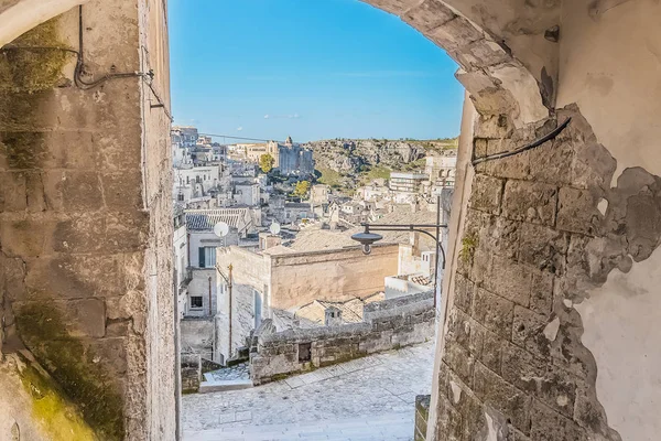 典型的石头 (Sassi di Matera) 和教会的马泰拉在拱廊下的全景 — 图库照片