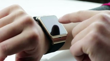 onun smartwatch app beyaz zemin üzerine, yeni teknoloji kullanan adam 